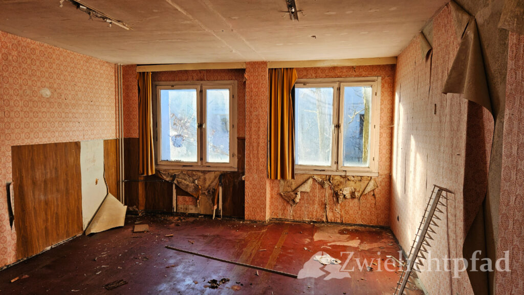 zwielichtpfad abandoned building windows